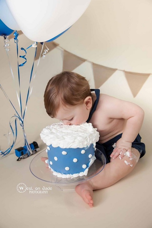 Anak Bayi Makan Kue Ulang Tahun
